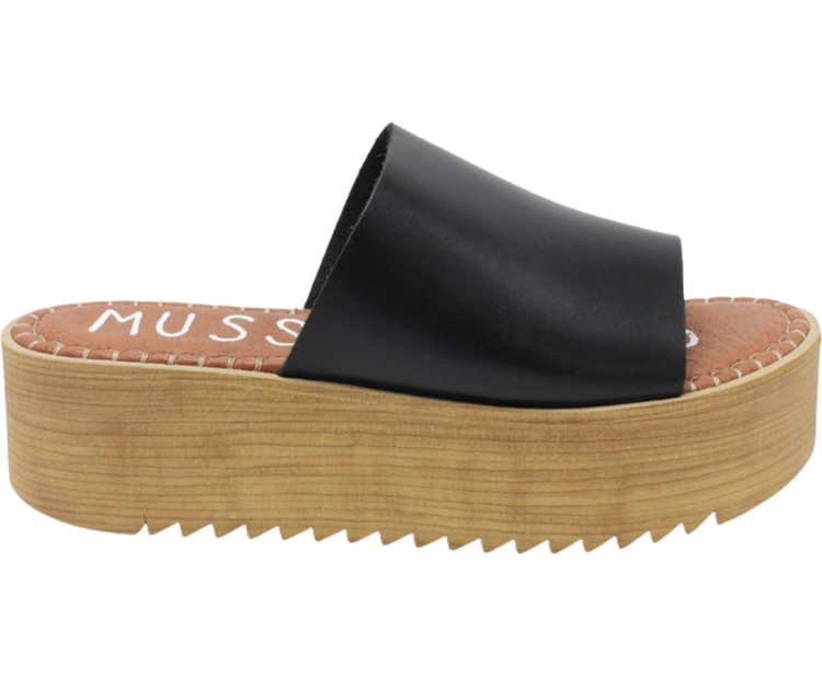 Kristel is a classic Musse&Cloud style and a continual best-seller for us. This simple yet so essential platform is an easy and smart addition to any wardrobe. These sandals feature a supple nappa leather upper and padded insole for maximum comfort, while the ridged sole provides just enough dynamism to set them apart from the crowd. Nappa leather upper Synthetic wood platform Ridged sole, padded insole Made in our own factories in Spain