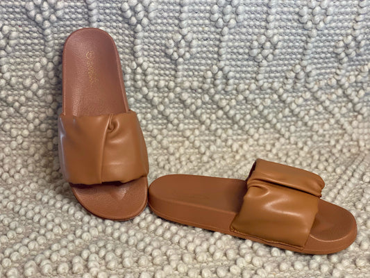 Tan Puff Pleated Slide