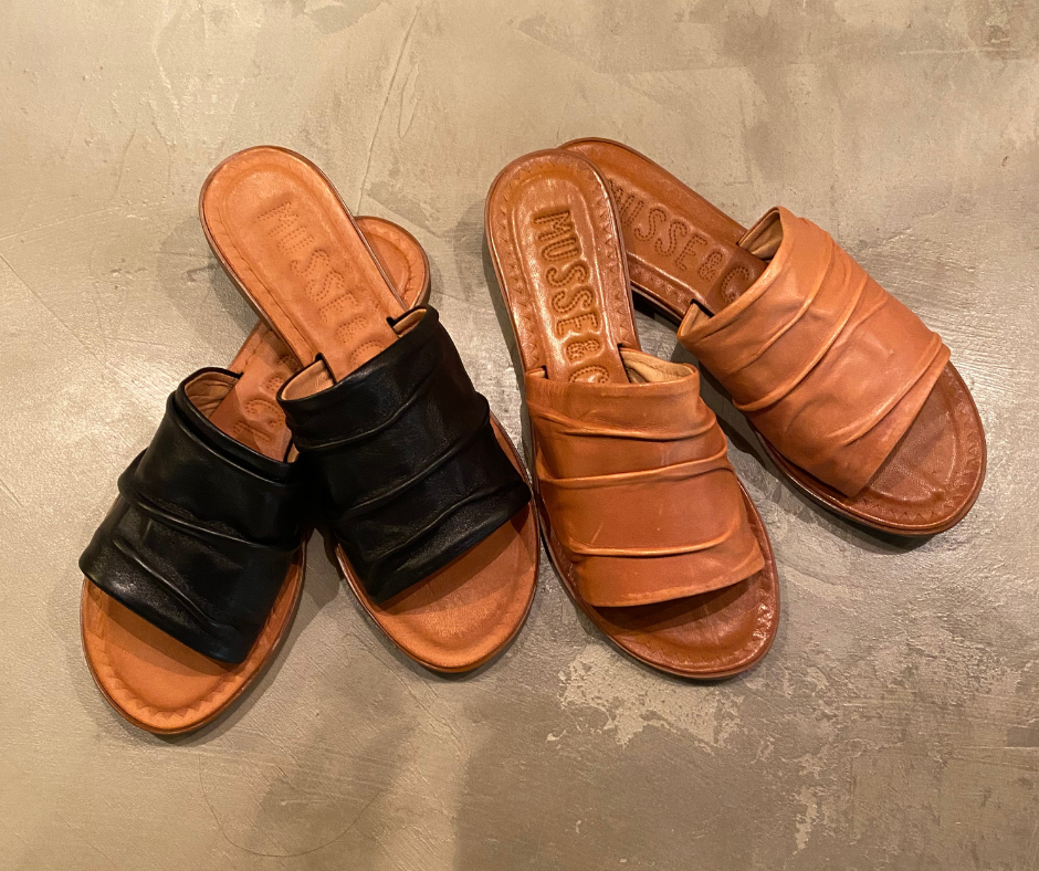 The McLeila flat leather sandal from Musse & Cloud is a must in 2022! It is light and comes in many summer colors. It features an amazing padded insole to keep you comfortable all day!   Nappa leather upper Rubberized outsole Padded insole Available in Black and Camel