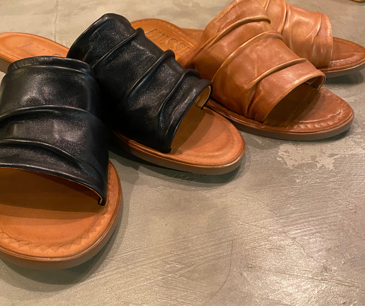 The McLeila flat leather sandal from Musse & Cloud is a must in 2022! It is light and comes in many summer colors. It features an amazing padded insole to keep you comfortable all day!   Nappa leather upper Rubberized outsole Padded insole Available in Black and Camel