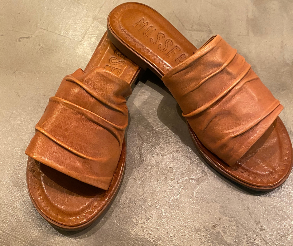 The McLeila flat leather sandal from Musse & Cloud is a must in 2022! It is light and comes in many summer colors. It features an amazing padded insole to keep you comfortable all day!   Nappa leather upper Rubberized outsole Padded insole Available in Black and Camel