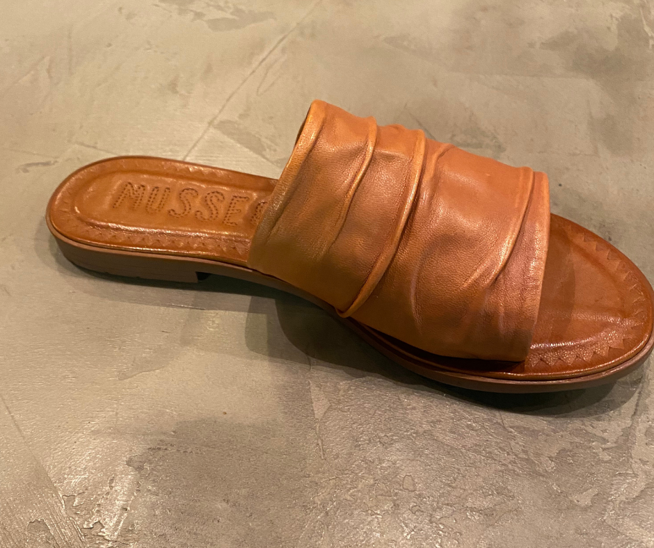 The McLeila flat leather sandal from Musse & Cloud is a must in 2022! It is light and comes in many summer colors. It features an amazing padded insole to keep you comfortable all day!   Nappa leather upper Rubberized outsole Padded insole Available in Black and Camel