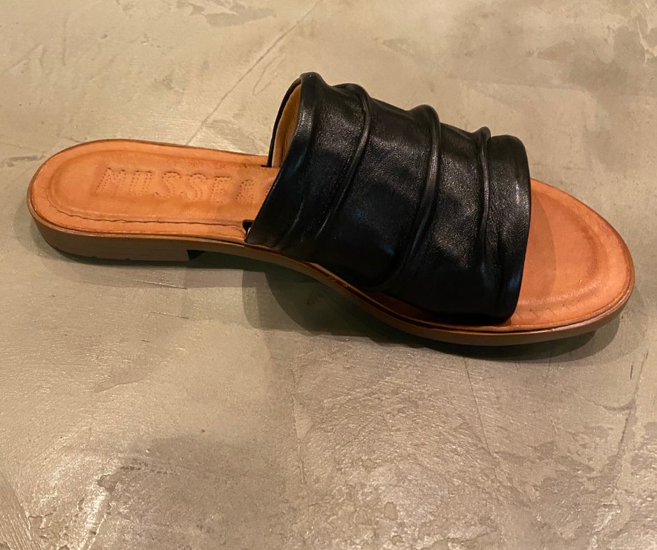 The McLeila flat leather sandal from Musse & Cloud is a must in 2022! It is light and comes in many summer colors. It features an amazing padded insole to keep you comfortable all day!   Nappa leather upper Rubberized outsole Padded insole Available in Black and Camel