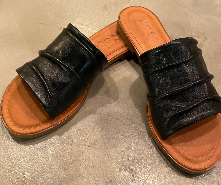 The McLeila flat leather sandal from Musse & Cloud is a must in 2022! It is light and comes in many summer colors. It features an amazing padded insole to keep you comfortable all day!   Nappa leather upper Rubberized outsole Padded insole Available in Black and Camel