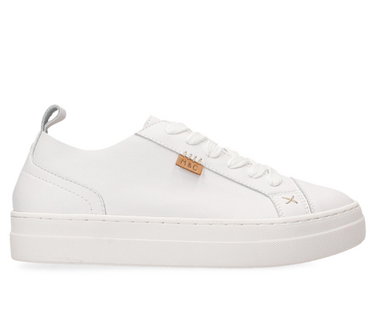 The Masy sneaker from Musse & Cloud is a must! This lightweight leather sneaker is available in white and in nude. It goes with every outfit and is easy to maintain.    Supple leather upper. Padded insole. Non-marking, ultra light weight.